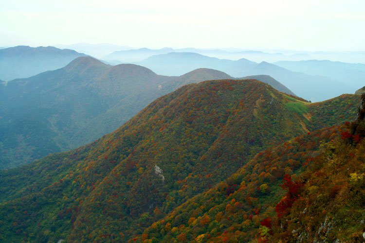 紅葉の山々の原風景