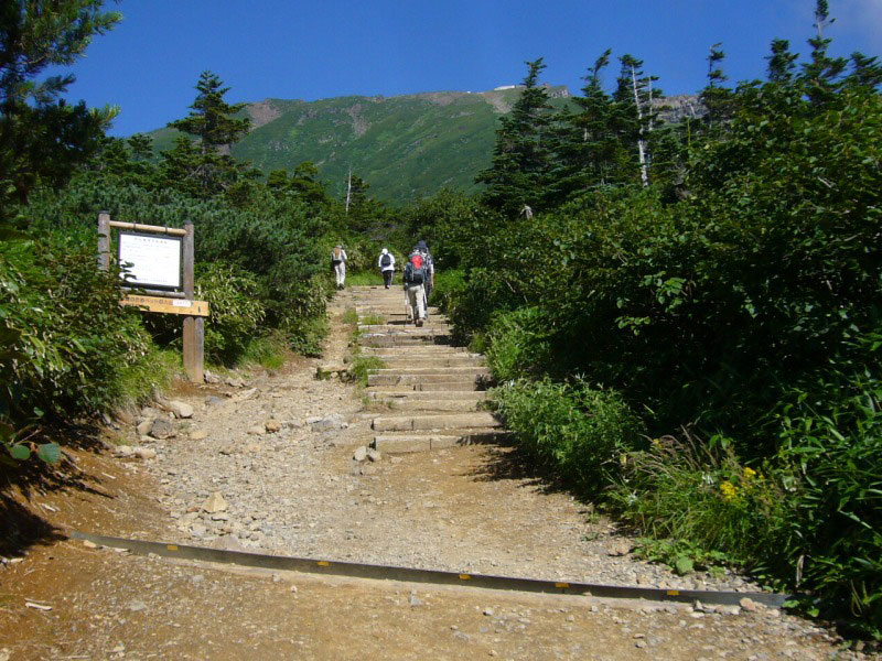 御嶽神社の遥拝所の看板より約400mほど歩いたら木階段の整備された登り地点に到着