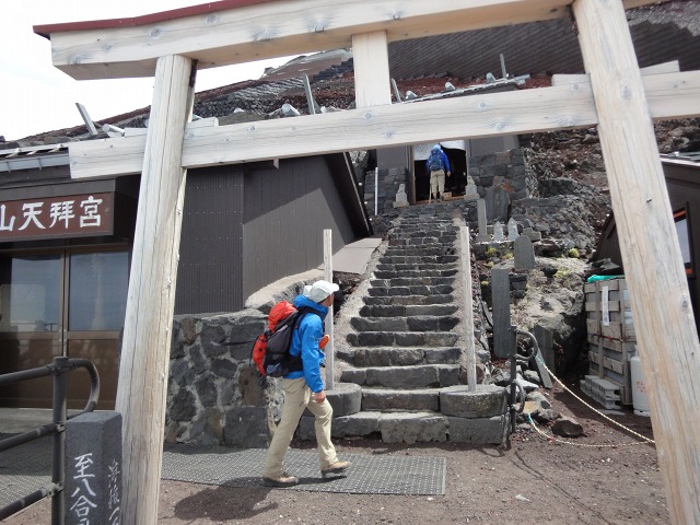 鳥居をくぐり医師団を登ります。鳥居の先には『新道扶桑教　富士山天拝宮』が鎮座してます。