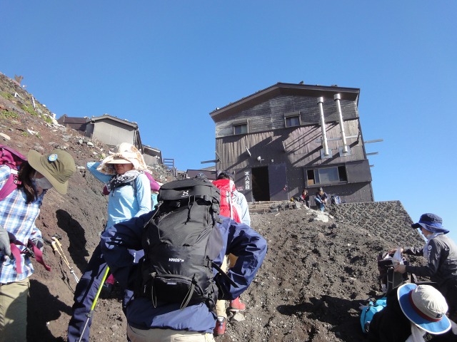 今回は富士山ホテルに大きな荷物をホテルに預けて登頂したので荷物を回収して吉田ルート下山道に向かいました。