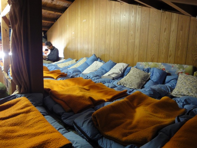 富士山ホテル・宿泊スペース　部屋一面に布団を敷いて雑魚寝します。御来光登山出発時刻になると宿のスタッフの方が起こして下さります。