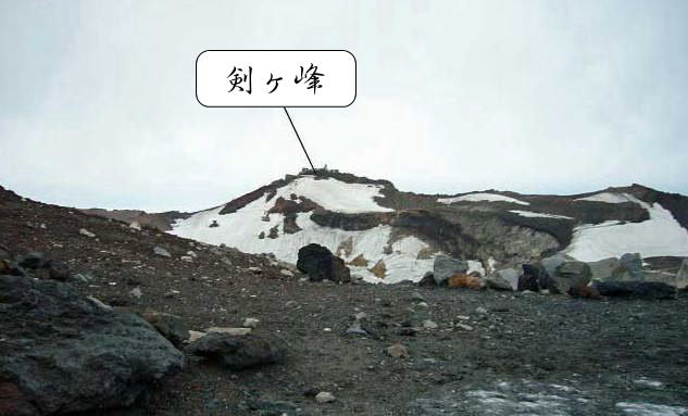 富士山山頂お鉢巡りより剣ヶ峰が見える