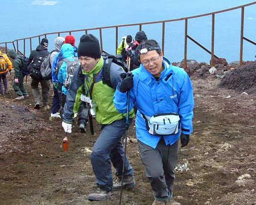 富士山山頂よりお鉢巡りより剣ヶ峰最後の登り