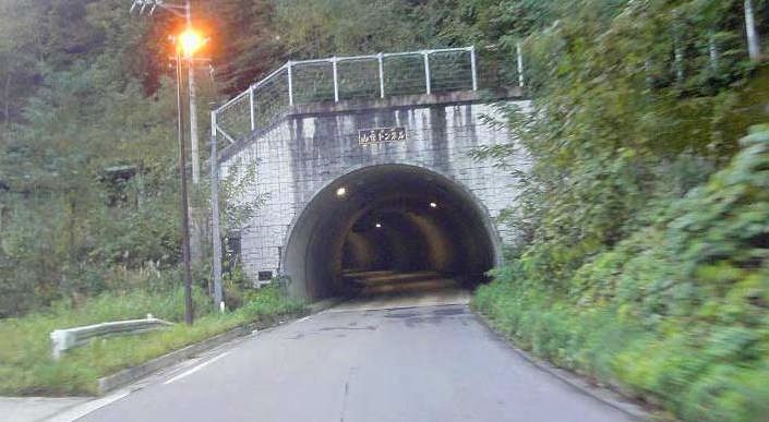雨飾 小谷温泉ルート登山口案内　山住トンネル