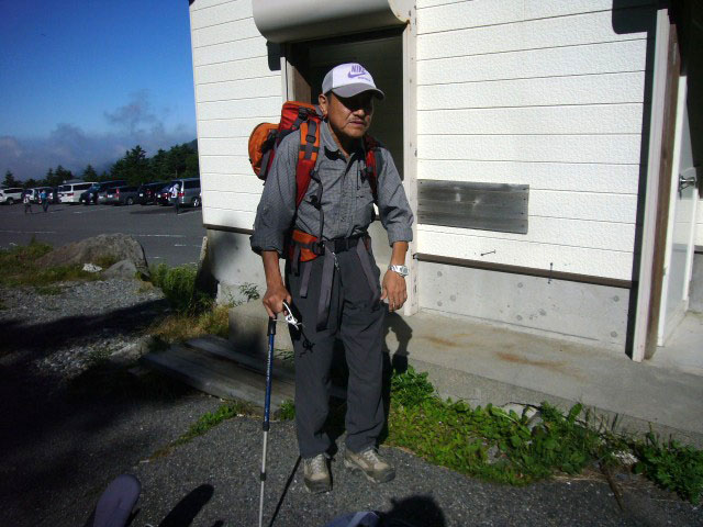 今回の御嶽山登山には「視覚障害者登山の会　富山三ツ星山の会」の会長・坂田さん（全盲）が同行されました。