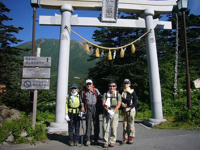 今回の登山に同行されたのは視覚障害者山の会である『富山三ツ星山の会』の会長・坂田さんと、会員である優秀な女性の３名