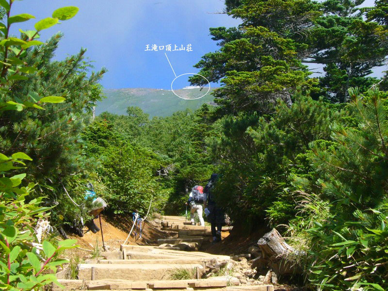 正面には御嶽山の通過点である王滝頂上の『王滝口頂上山荘』が見えてます！