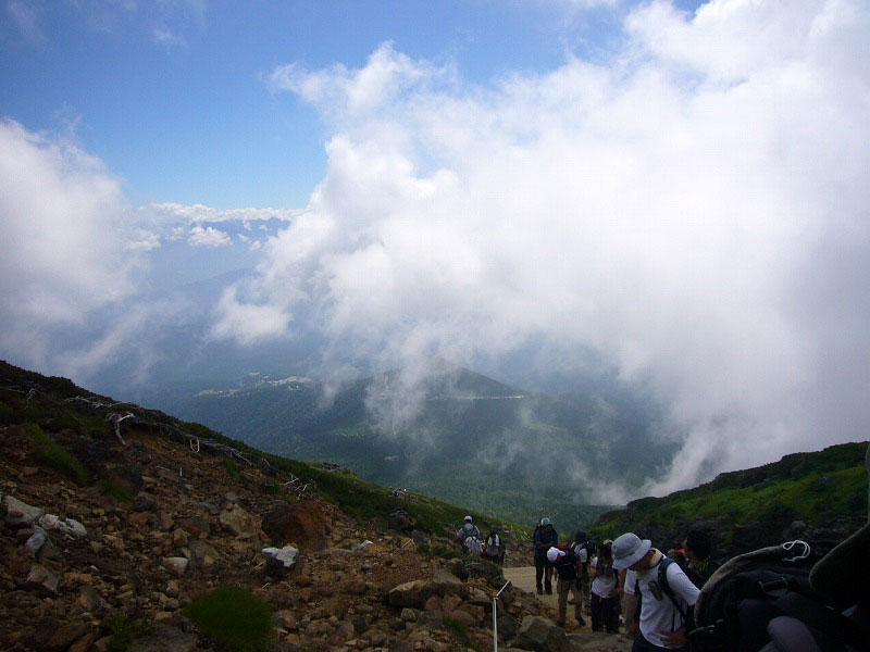 ここまで登ると、登山口である田の原や三笠山は、はるか眼下となります。天候が良ければ、その後方には中央アルプス・富士山が綺麗に見えてます。