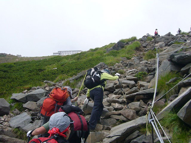 [中央不動より] ガレ場の登山道を王滝山頂を目指して登ります。