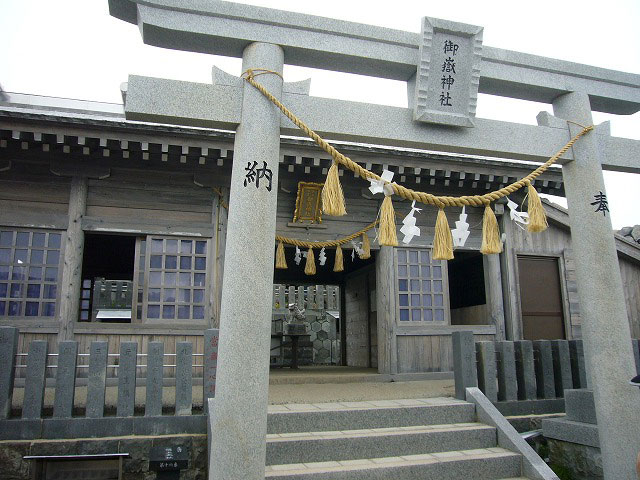大きな御嶽神社の鳥居があります。