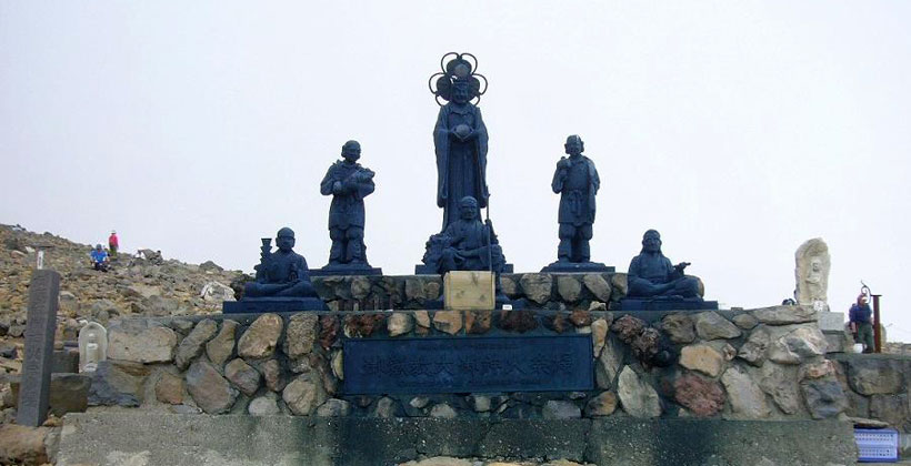 [11：40] 御嶽教の開教90周年記念として御嶽大神像が建立さた。この６体の神像が建つ場所が『大御神火祭場』