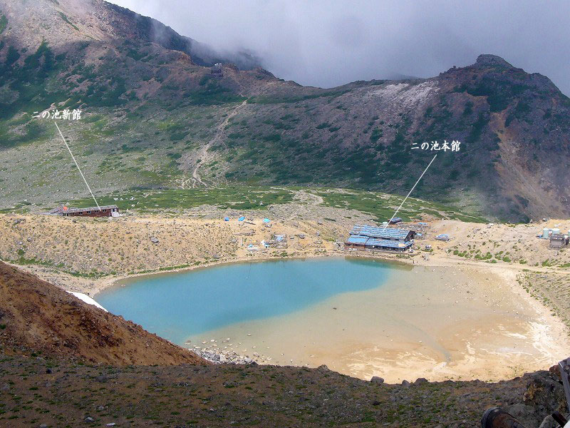 その右横には「ニの池」、日本最高所に湖にある「ニの池本館」、そして「二の池新館」がある。