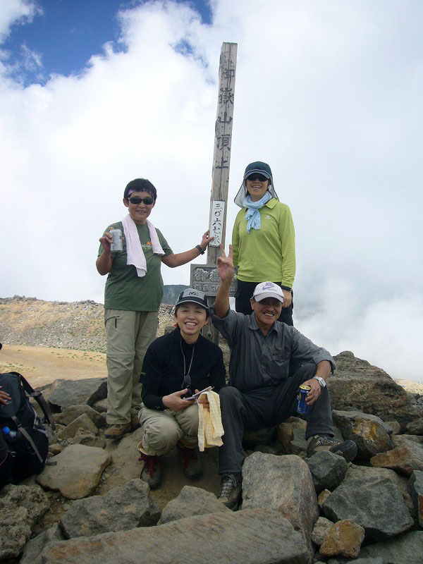 御嶽山　剣ヶ峰3,067mにて登頂記念撮影！富山視覚障害者山の会・三ツ星会会長の坂田さんも、とても良い笑顔です。全く全盲とは感じさせませんでした。