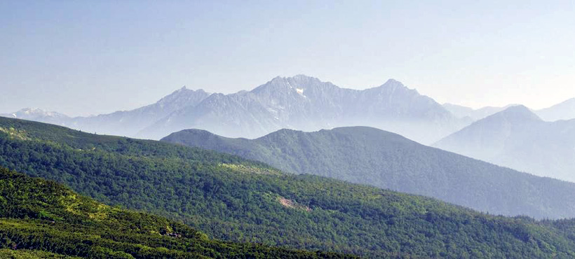 この写真は、乗鞍岳・エコーラインより、穂高連峰・槍ヶ岳を撮影したものです。