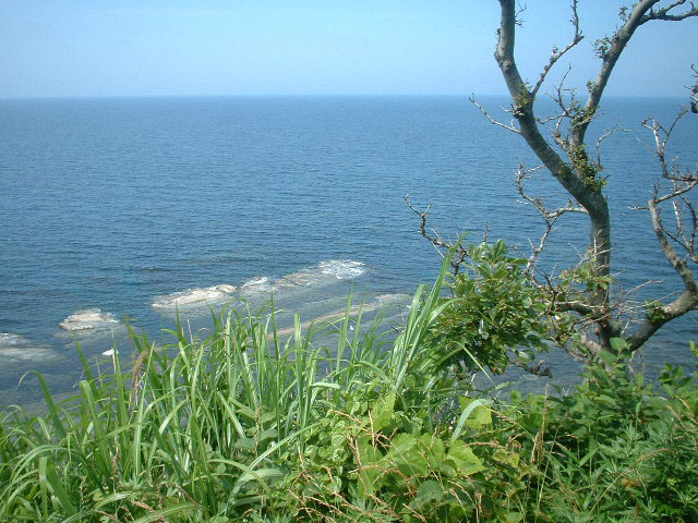 バイクツーリング　能登半島ツーリング（禄剛崎灯台の崖下には『千畳敷』と呼ばれる海食棚がある）