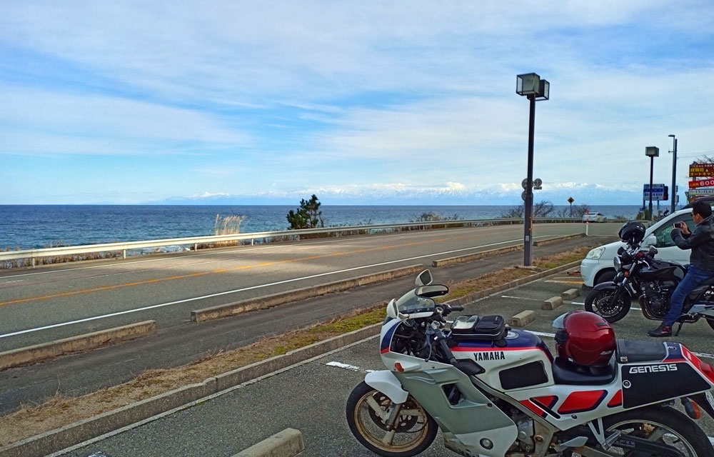 バイクツーリング　能登半島ツーリング（国道160号を走るルートは富山湾を挟んで立山連峰がはっきり見える）