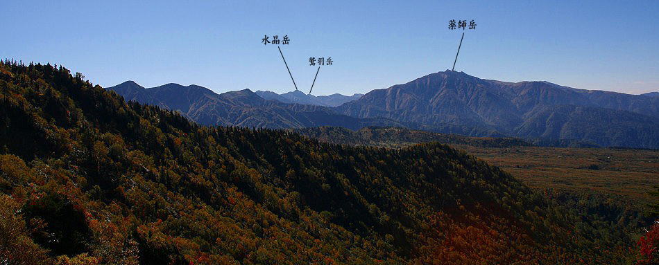 大日平を過ぎ、大日岳を目指すコース上より見る薬師岳　写真中央やや左側に水晶岳が見えてます。