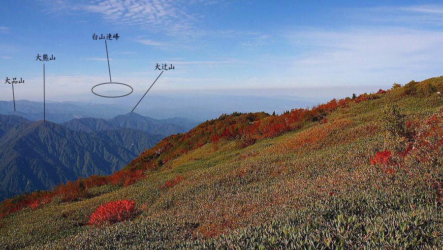 東芦見尾根より大辻山・大熊山が、大辻山よりやや左上には白山連峰が見える