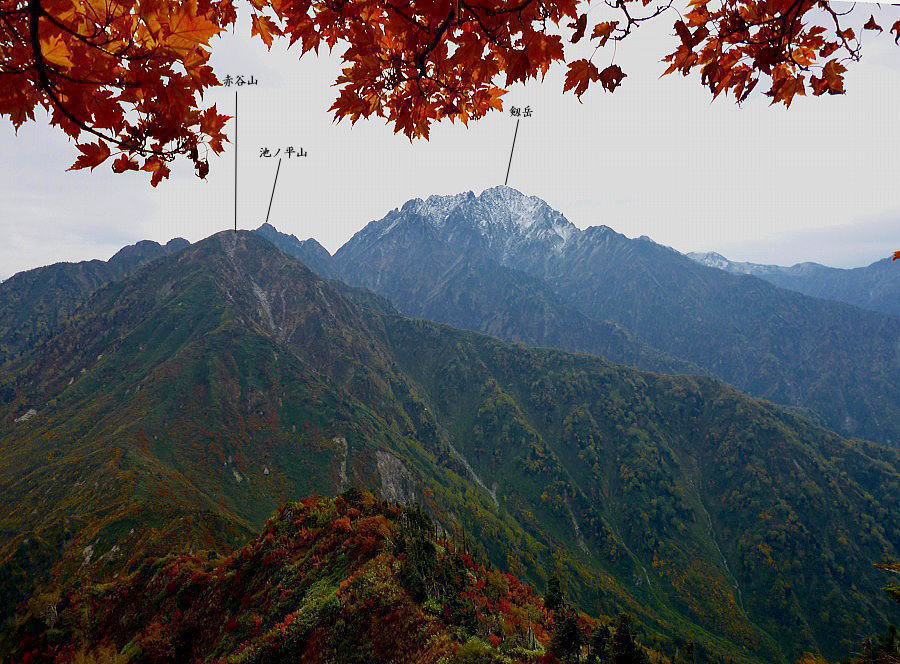 ブナクラ乗越に近づくと赤谷山と剱岳のコラボが見られる。対比が美しい！