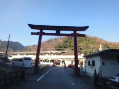 駐車場は氷川神社の鳥居を通過