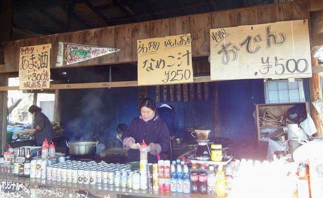 城山茶屋では、なめこ汁やおでん、手作りあま酒などを販売