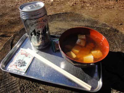 富士山を眺めながら、なめこ汁にビールを頂きました！