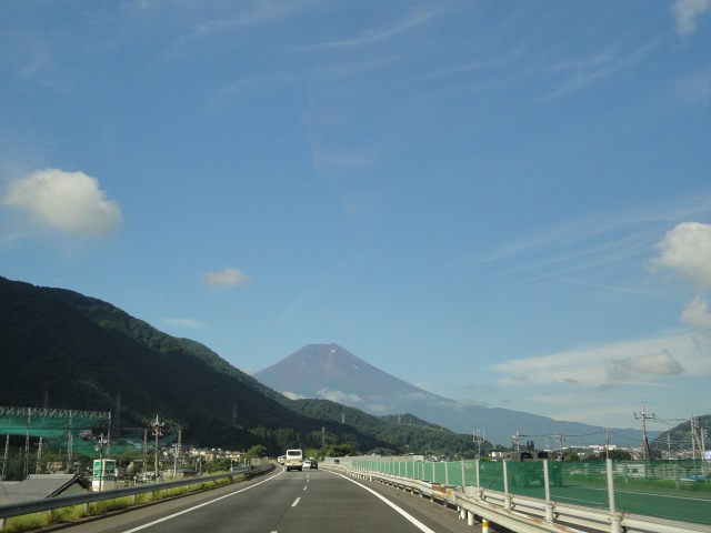 中央高速道より目的地『富士山』が正面に見えます！