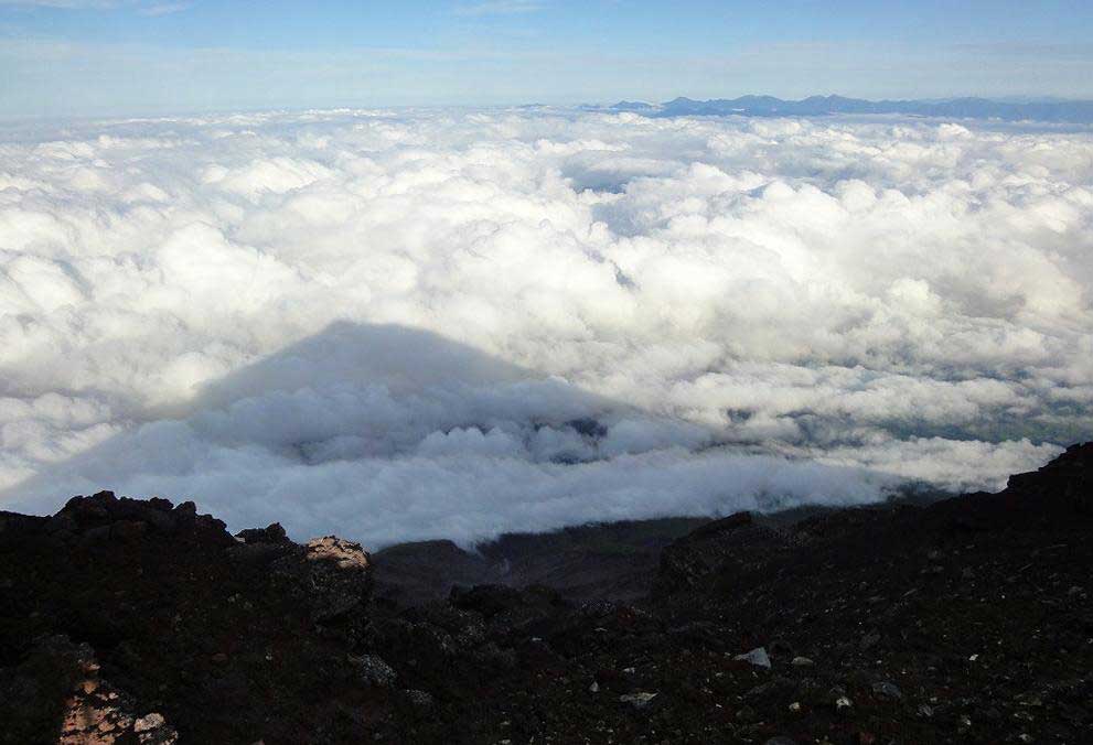 南アルプス方向には、とても綺麗な影富士が！富士山の影がくっきりと雲に描写され、剣ヶ峰までも影として現れています！