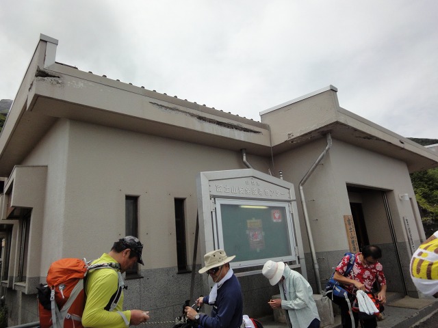 砂礫帯をしばらく進むと標高2,390m　六合目・富士山安全指導センターに到着します。