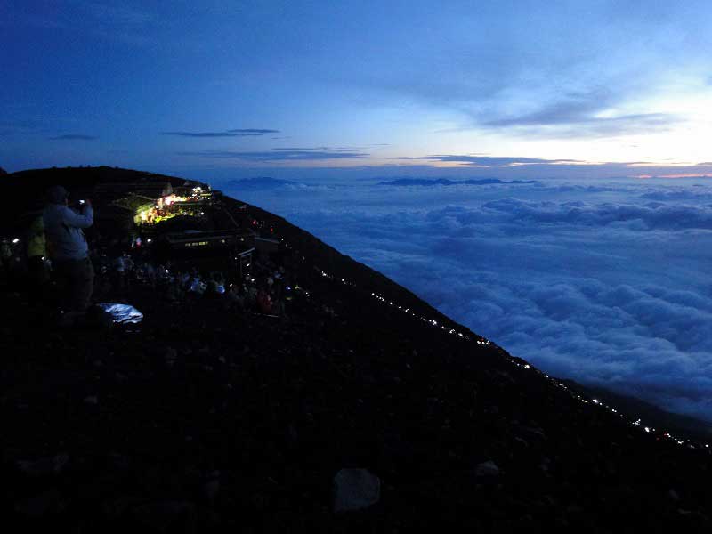 大日岳（朝日岳）で御来光を待つが、とても寒い・・・早く出て来い！と願いながら寒さと格闘していました。