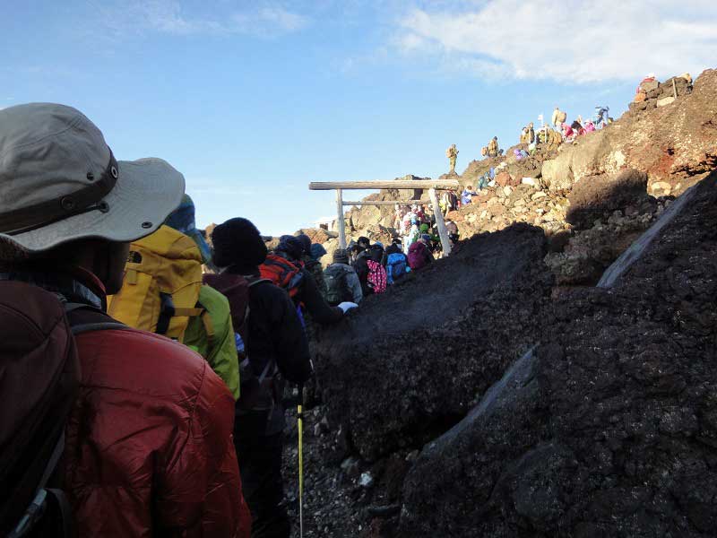 この日は好天により頂上浅間大社奥宮（剣ヶ峰）コースは渋滞してました。