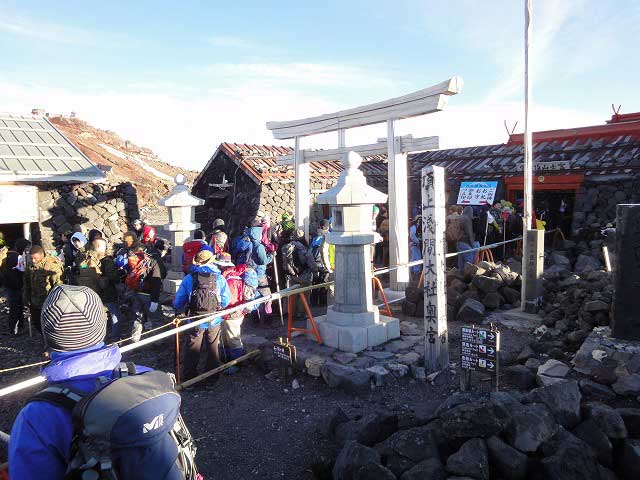 5:28　富士山頂上浅間大社奥宮も沢山の参拝者で賑わい、長い列が出来ていました。
