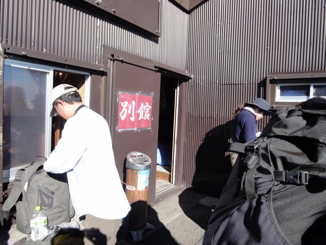 7:16　富士山ホテルより荷物を回収します。