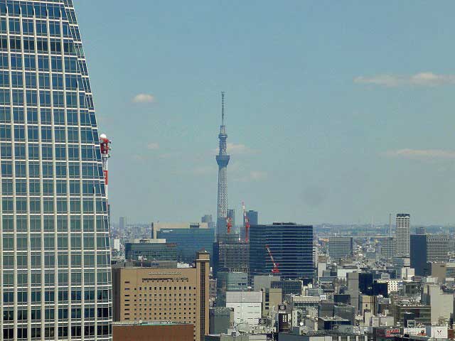 東京タワー展望台北側より東京スカイツリー拡大