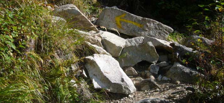 写真による笠新道（登山口から杓子平）紹介より岩に矢印ペイントされている