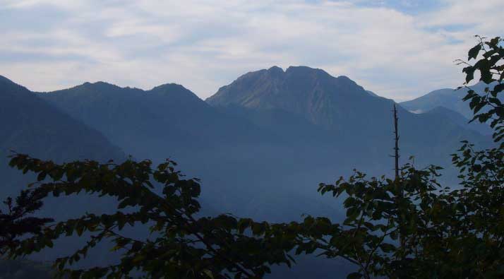 写真による笠新道（登山口から杓子平）紹介より標高1,920mより焼岳の景観