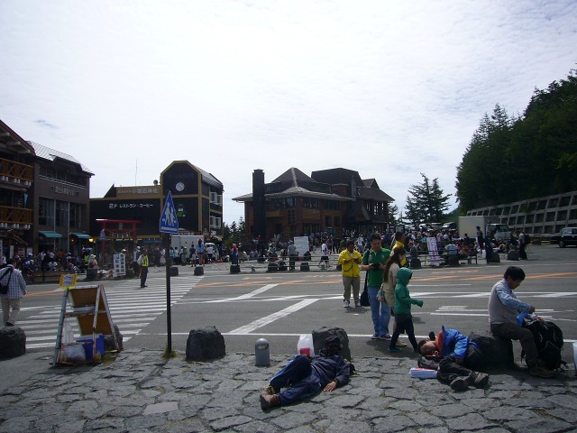 富士スバルライン五合目は沢山の観光客で賑わっていました。疲れて寝ている人もちらほらと…。