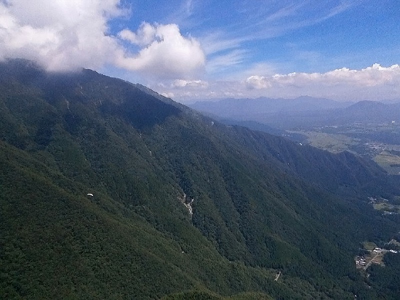 毛無山付近よりテイクオフ、遠くに三ツ峠山・黒岳などが見えます。