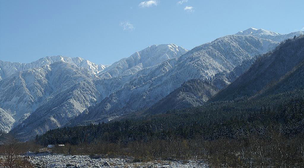 雪に覆われた美しい山々