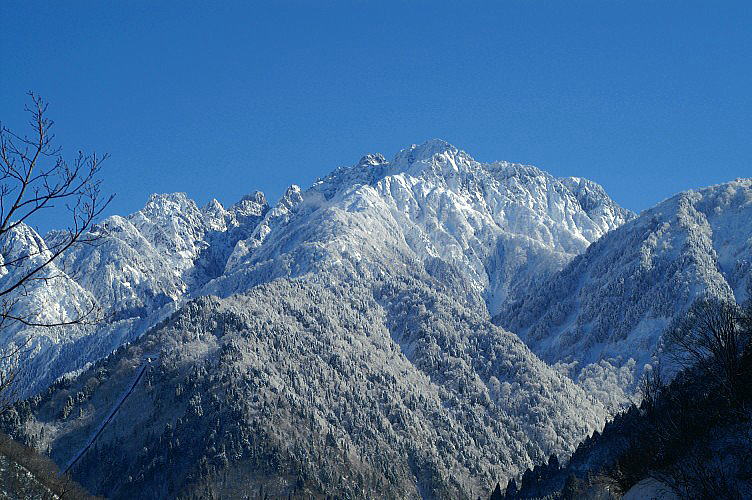 雪景色に包まれる剱岳・中山