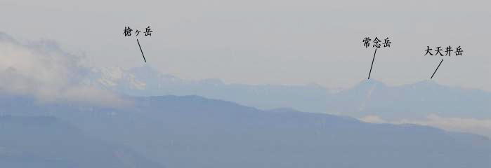 更に北アルプス　左側には常念岳や槍ヶ岳が見える。