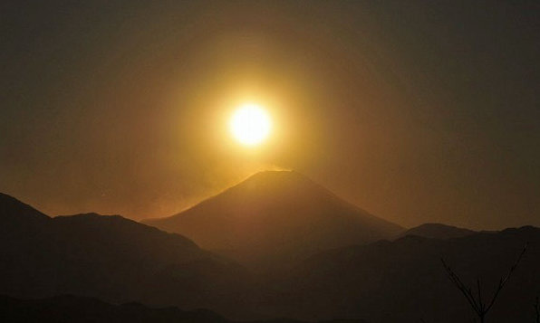 太陽がまるで富士山に吸い込まれるかの様に近づいていきます