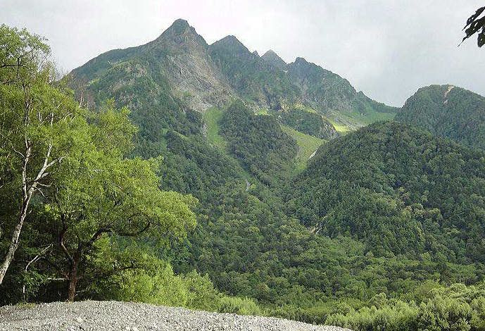 上高地 槍ヶ岳登山 上高地から徳沢より左岸歩道　明神岳の景観