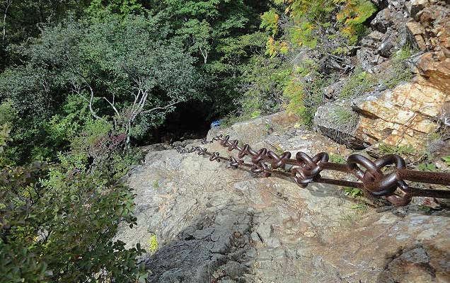 石鎚山登山ルートより前社森からの下り鎖の様子1