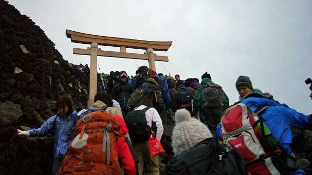 富士山山頂付近の浅間退社奥宮の鳥居