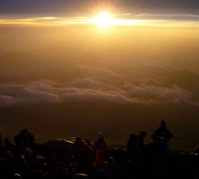 富士山山頂付近より太陽が昇る
