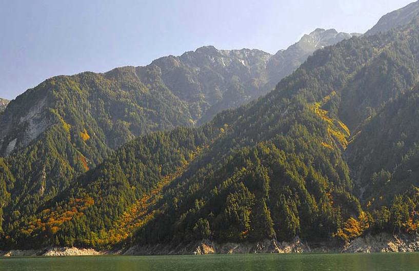 黒部湖遊覧船ガルベよりスバリ岳　赤沢岳の景観