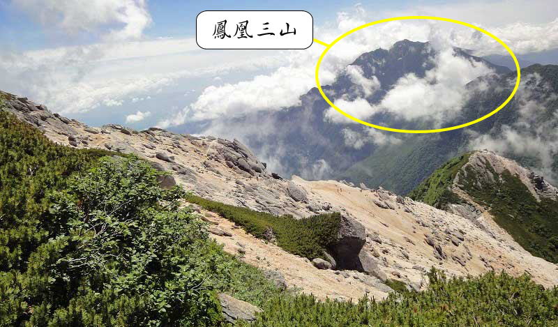 八ヶ岳の右側には、鳳凰三山が見える