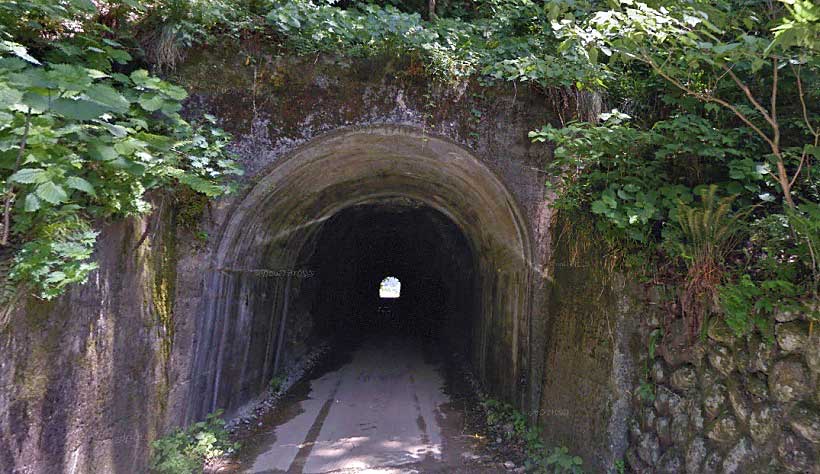 写真による富山県道67号線上市川ダムのトンネル