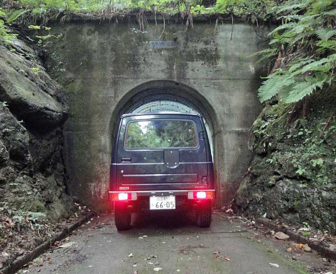 県道67号線 富山 池原一号隧道と車との比較